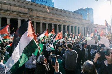 Filistinlilerin Gazze 'deki İsrail saldırısına karşı Toronto' da savaş karşıtı yürüyüş. İsrail-HAMAS savaşını barışçıl bir şekilde protesto ediyor. Protestocular bayrak sallıyor. Filistin soykırımı.