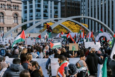 Toronto, Kanada - 28 Ekim 2023: Toronto 'daki Filistinli aktivistler İsrail' in Gazze 'ye karşı saldırgan tutumunu kınayan bir protesto başlattılar. Yüksek kalite fotoğraf