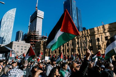 Toronto, Kanada - 28 Ekim 2023: İsrail-Hamas savaşı: Binlerce kişi Filistin yanlısı protestoda ateşkes çağrısında bulundu. Yüksek kalite fotoğraf