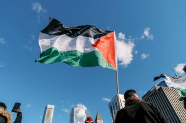 Toronto, Kanada - 28 Ekim 2023: Toronto 'daki Filistinli sesleri İsrail' in Gazze 'deki saldırısına karşı birlikte yükseliyor. Yüksek kalite fotoğraf