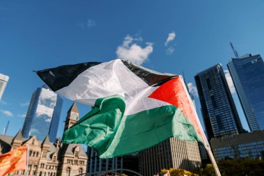 Toronto, Kanada - 28 Ekim 2023: Toronto, İsrail 'in Gazze' deki eylemlerini kötüleyen protestolarla Filistin dayanışmasının merkezi haline geldi. Yüksek kalite fotoğraf