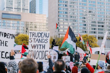 Toronto, Kanada - 28 Ekim 2023: Toronto 'daki Filistinliler Gazze' deki İsrail askeri faaliyetlerine karşı olduklarını ifade etmek için birleşti. Yüksek kalite fotoğraf