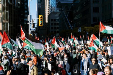 Filistinlilerin Gazze 'deki İsrail saldırısına karşı Toronto' da savaş karşıtı yürüyüş. İsrail-HAMAS savaşını barışçıl bir şekilde protesto ediyor. Protestocular bayrak sallıyor. Filistin soykırımı.