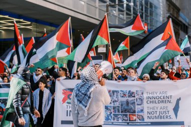 Filistinlilerin Gazze 'deki İsrail saldırısına karşı Toronto' da savaş karşıtı yürüyüş. İsrail-HAMAS savaşını barışçıl bir şekilde protesto ediyor. Protestocular bayrak sallıyor. Filistin soykırımı.