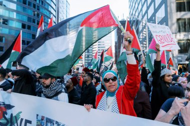 Filistinlilerin Gazze 'deki İsrail saldırısına karşı Toronto' da savaş karşıtı yürüyüş. İsrail-HAMAS savaşını barışçıl bir şekilde protesto ediyor. Protestocular bayrak sallıyor. Filistin soykırımı.
