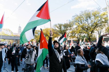 Filistinlilerin Gazze 'deki İsrail saldırısına karşı Toronto' da savaş karşıtı yürüyüş. İsrail-HAMAS savaşını barışçıl bir şekilde protesto ediyor. Protestocular bayrak sallıyor. Filistin soykırımı.