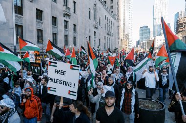 Filistinlilerin Gazze 'deki İsrail saldırısına karşı Toronto' da savaş karşıtı yürüyüş. İsrail-HAMAS savaşını barışçıl bir şekilde protesto ediyor. Protestocular bayrak sallıyor. Filistin soykırımı.