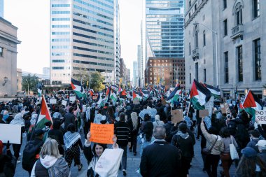 Toronto, Kanada - 28 Ekim 2023: İsrail-Hamas savaşı: Binlerce kişi Filistin yanlısı protestoda ateşkes çağrısında bulundu. Yüksek kalite fotoğraf