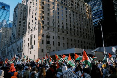 Filistinlilerin Gazze 'deki İsrail saldırısına karşı Toronto' da savaş karşıtı yürüyüş. İsrail-HAMAS savaşını barışçıl bir şekilde protesto ediyor. Protestocular bayrak sallıyor. Filistin soykırımı.