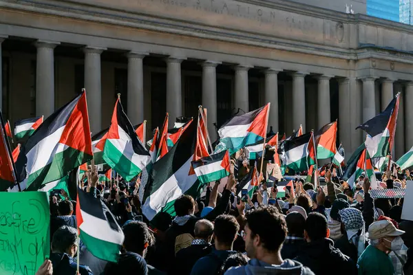 Toronto, Kanada - 28 Ekim 2023: İsrail-Hamas savaşı: Binlerce kişi Filistin yanlısı protestoda ateşkes çağrısında bulundu. Yüksek kalite fotoğraf