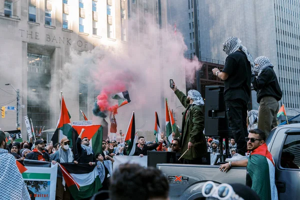 Filistinlilerin Gazze 'deki İsrail saldırısına karşı Toronto' da savaş karşıtı yürüyüş. İsrail-HAMAS savaşını barışçıl bir şekilde protesto ediyor. Protestocular bayrak sallıyor. Filistin soykırımı.