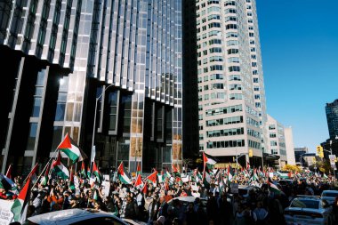 Filistinlilerin Gazze 'deki İsrail saldırısına karşı Toronto' da savaş karşıtı yürüyüş. İsrail-HAMAS savaşını barışçıl bir şekilde protesto ediyor. Protestocular bayrak sallıyor. Filistin soykırımı.