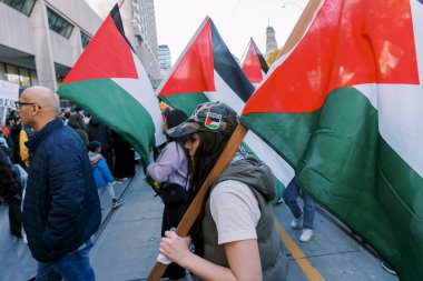 Filistinlilerin Gazze 'deki İsrail saldırısına karşı Toronto' da savaş karşıtı yürüyüş. İsrail-HAMAS savaşını barışçıl bir şekilde protesto ediyor. Protestocular bayrak sallıyor. Filistin soykırımı.