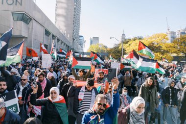 Filistinlilerin Gazze 'deki İsrail saldırısına karşı Toronto' da savaş karşıtı yürüyüş. İsrail-HAMAS savaşını barışçıl bir şekilde protesto ediyor. Protestocular bayrak sallıyor. Filistin soykırımı.