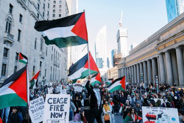 Filistinlilerin Gazze 'deki İsrail saldırısına karşı Toronto' da savaş karşıtı yürüyüş. İsrail-HAMAS savaşını barışçıl bir şekilde protesto ediyor. Protestocular bayrak sallıyor. Filistin soykırımı.