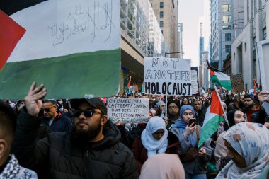 Filistinlilerin Gazze 'deki İsrail saldırısına karşı Toronto' da savaş karşıtı yürüyüş. İsrail-HAMAS savaşını barışçıl bir şekilde protesto ediyor. Protestocular bayrak sallıyor. Filistin soykırımı.