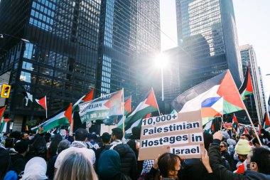 Toronto, Kanada - 28 Ekim 2023: İsrail-Hamas savaşı: Binlerce kişi Filistin yanlısı protestoda ateşkes çağrısında bulundu. Yüksek kalite fotoğraf