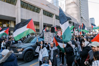 Toronto, Kanada - 28 Ekim 2023: İsrail-Hamas savaşı: Binlerce kişi Filistin yanlısı protestoda ateşkes çağrısında bulundu. Yüksek kalite fotoğraf