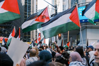 Filistinlilerin Gazze 'deki İsrail saldırısına karşı Toronto' da savaş karşıtı yürüyüş. İsrail-HAMAS savaşını barışçıl bir şekilde protesto ediyor. Protestocular bayrak sallıyor. Filistin soykırımı.