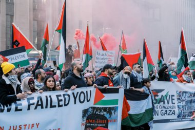 Filistinlilerin Gazze 'deki İsrail saldırısına karşı Toronto' da savaş karşıtı yürüyüş. İsrail-HAMAS savaşını barışçıl bir şekilde protesto ediyor. Protestocular bayrak sallıyor. Filistin soykırımı.