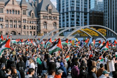 Toronto, Kanada - 28 Ekim 2023: Toronto 'da İsrail' in Gazze 'deki eylemlerine karşı kalabalıklar toplanıyor ve Filistin bayrakları protestocular denizinin ortasında sallanıyor. Yüksek kalite fotoğraf