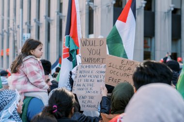 Filistinlilerin Gazze 'deki İsrail saldırısına karşı Toronto' da savaş karşıtı yürüyüş. İsrail-HAMAS savaşını barışçıl bir şekilde protesto ediyor. Protestocular bayrak sallıyor. Filistin soykırımı.