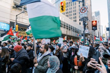 Toronto, Kanada - 28 Ekim 2023: İsrail-Hamas savaşı: Binlerce kişi Filistin yanlısı protestoda ateşkes çağrısında bulundu. Yüksek kalite fotoğraf