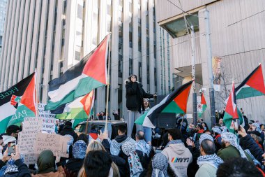 Filistinlilerin Gazze 'deki İsrail saldırısına karşı Toronto' da savaş karşıtı yürüyüş. İsrail-HAMAS savaşını barışçıl bir şekilde protesto ediyor. Protestocular bayrak sallıyor. Filistin soykırımı.