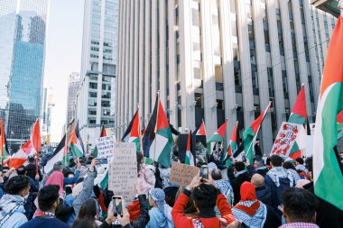 Toronto, Kanada - 28 Ekim 2023: İsrail-Hamas savaşı: Binlerce kişi Filistin yanlısı protestoda ateşkes çağrısında bulundu. Yüksek kalite fotoğraf