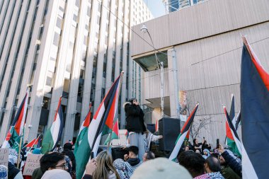 Filistinlilerin Gazze 'deki İsrail saldırısına karşı Toronto' da savaş karşıtı yürüyüş. İsrail-HAMAS savaşını barışçıl bir şekilde protesto ediyor. Protestocular bayrak sallıyor. Filistin soykırımı.