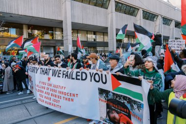 Filistinlilerin Gazze 'deki İsrail saldırısına karşı Toronto' da savaş karşıtı yürüyüş. İsrail-HAMAS savaşını barışçıl bir şekilde protesto ediyor. Protestocular bayrak sallıyor. Filistin soykırımı.