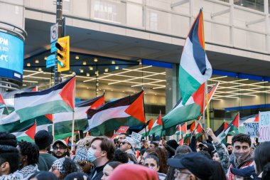 Filistinlilerin Gazze 'deki İsrail saldırısına karşı Toronto' da savaş karşıtı yürüyüş. İsrail-HAMAS savaşını barışçıl bir şekilde protesto ediyor. Protestocular bayrak sallıyor. Filistin soykırımı.