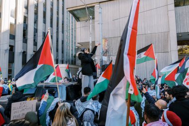 Filistinlilerin Gazze 'deki İsrail saldırısına karşı Toronto' da savaş karşıtı yürüyüş. İsrail-HAMAS savaşını barışçıl bir şekilde protesto ediyor. Protestocular bayrak sallıyor. Filistin soykırımı.