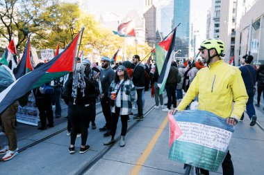 Toronto, Kanada - 28 Ekim 2023: Toronto caddesi İsrail 'in Gazze' deki eylemlerini protesto eden göstericilerle dolu. Yüksek kalite fotoğraf