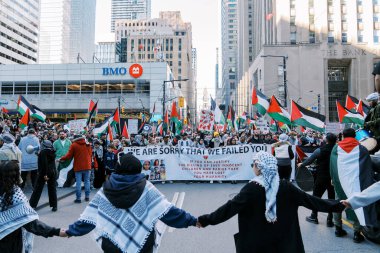Filistinlilerin Gazze 'deki İsrail saldırısına karşı Toronto' da savaş karşıtı yürüyüş. İsrail-HAMAS savaşını barışçıl bir şekilde protesto ediyor. Protestocular bayrak sallıyor. Filistin soykırımı.