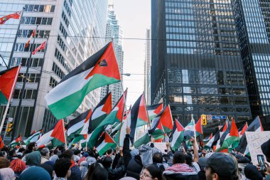 Toronto, Kanada - 28 Ekim 2023: İsrail-Hamas savaşı: Binlerce kişi Filistin yanlısı protestoda ateşkes çağrısında bulundu. Yüksek kalite fotoğraf