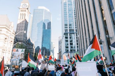 Filistinlilerin Gazze 'deki İsrail saldırısına karşı Toronto' da savaş karşıtı yürüyüş. İsrail-HAMAS savaşını barışçıl bir şekilde protesto ediyor. Protestocular bayrak sallıyor. Filistin soykırımı.