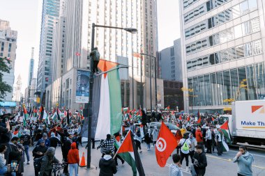 Filistinlilerin Gazze 'deki İsrail saldırısına karşı Toronto' da savaş karşıtı yürüyüş. İsrail-HAMAS savaşını barışçıl bir şekilde protesto ediyor. Protestocular bayrak sallıyor. Filistin soykırımı.