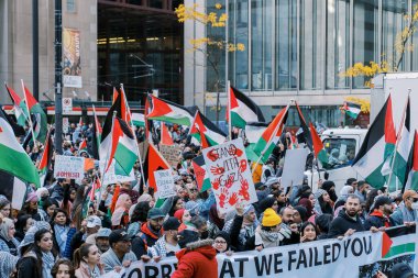 Filistinlilerin Gazze 'deki İsrail saldırısına karşı Toronto' da savaş karşıtı yürüyüş. İsrail-HAMAS savaşını barışçıl bir şekilde protesto ediyor. Protestocular bayrak sallıyor. Filistin soykırımı.