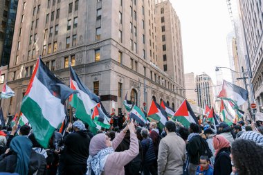 Filistinlilerin Gazze 'deki İsrail saldırısına karşı Toronto' da savaş karşıtı yürüyüş. İsrail-HAMAS savaşını barışçıl bir şekilde protesto ediyor. Protestocular bayrak sallıyor. Filistin soykırımı.