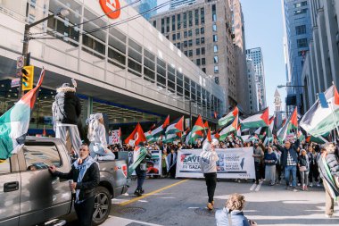Filistinlilerin Gazze 'deki İsrail saldırısına karşı Toronto' da savaş karşıtı yürüyüş. İsrail-HAMAS savaşını barışçıl bir şekilde protesto ediyor. Protestocular bayrak sallıyor. Filistin soykırımı.