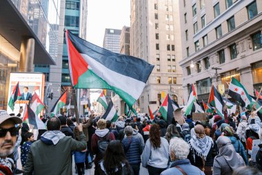 Filistinlilerin Gazze 'deki İsrail saldırısına karşı Toronto' da savaş karşıtı yürüyüş. İsrail-HAMAS savaşını barışçıl bir şekilde protesto ediyor. Protestocular bayrak sallıyor. Filistin soykırımı.