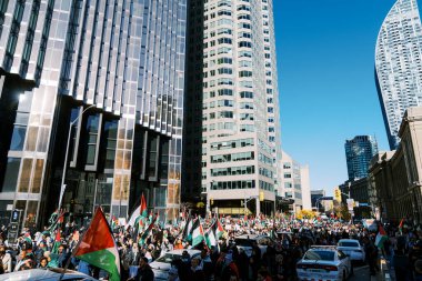 Filistinlilerin Gazze 'deki İsrail saldırısına karşı Toronto' da savaş karşıtı yürüyüş. İsrail-HAMAS savaşını barışçıl bir şekilde protesto ediyor. Protestocular bayrak sallıyor. Filistin soykırımı.