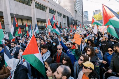 Toronto, Kanada - 28 Ekim 2023: İsrail-Hamas savaşı: Binlerce kişi Filistin yanlısı protestoda ateşkes çağrısında bulundu. Yüksek kalite fotoğraf