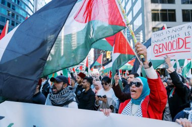 Filistinlilerin Gazze 'deki İsrail saldırısına karşı Toronto' da savaş karşıtı yürüyüş. İsrail-HAMAS savaşını barışçıl bir şekilde protesto ediyor. Protestocular bayrak sallıyor. Filistin soykırımı.