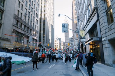 Toronto, Kanada - 28 Ekim 2023: İsrail-Hamas savaşı: Binlerce kişi Filistin yanlısı protestoda ateşkes çağrısında bulundu. Yüksek kalite fotoğraf