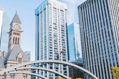 Filistinlilerin Gazze 'deki İsrail saldırısına karşı Toronto' da savaş karşıtı yürüyüş. İsrail-HAMAS savaşını barışçıl bir şekilde protesto ediyor. Protestocular bayrak sallıyor. Filistin soykırımı.