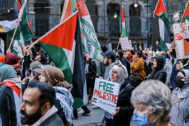 Filistinlilerin Gazze 'deki İsrail saldırısına karşı Toronto' da savaş karşıtı yürüyüş. İsrail-HAMAS savaşını barışçıl bir şekilde protesto ediyor. Protestocular bayrak sallıyor. Filistin soykırımı.