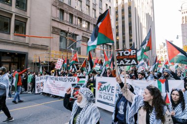 Filistinlilerin Gazze 'deki İsrail saldırısına karşı Toronto' da savaş karşıtı yürüyüş. İsrail-HAMAS savaşını barışçıl bir şekilde protesto ediyor. Protestocular bayrak sallıyor. Filistin soykırımı.