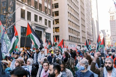 Toronto, Kanada - 28 Ekim 2023: İsrail-Hamas savaşı: Binlerce kişi Filistin yanlısı protestoda ateşkes çağrısında bulundu. Yüksek kalite fotoğraf
